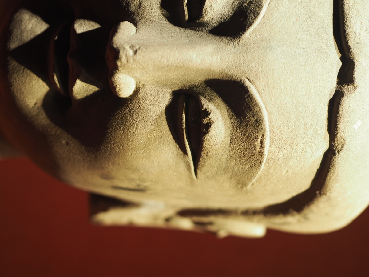 北齐砂岩石雕佛头辽宁省博物馆藏