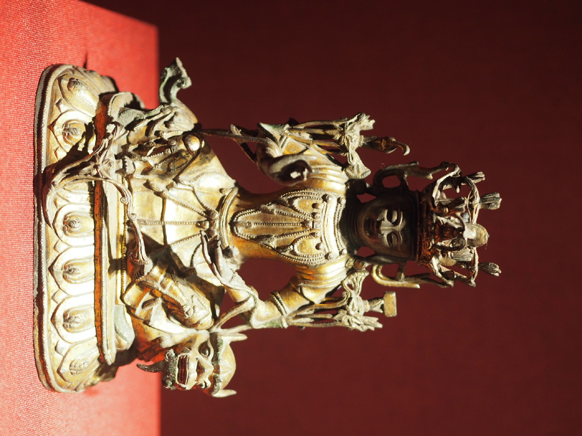 [明] 铜漆金狮吼观音像 辽宁省博物馆藏