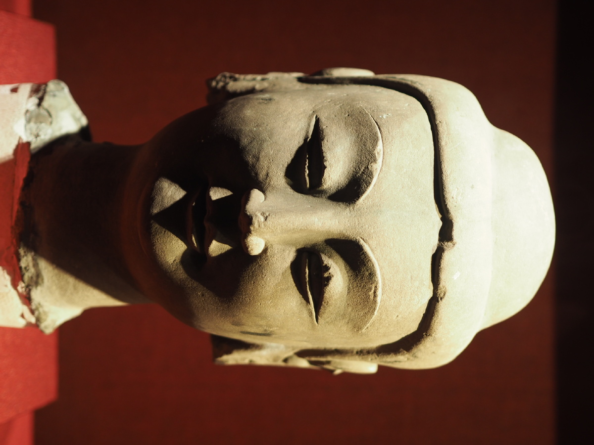 北齐砂岩石雕佛头辽宁省博物馆藏