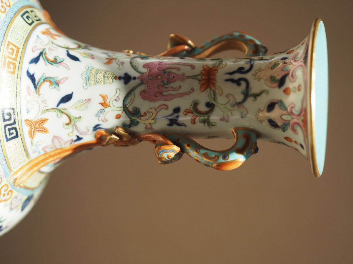 清乾隆乾隆款粉彩如意夔凤瓶沈阳故宫博物院藏