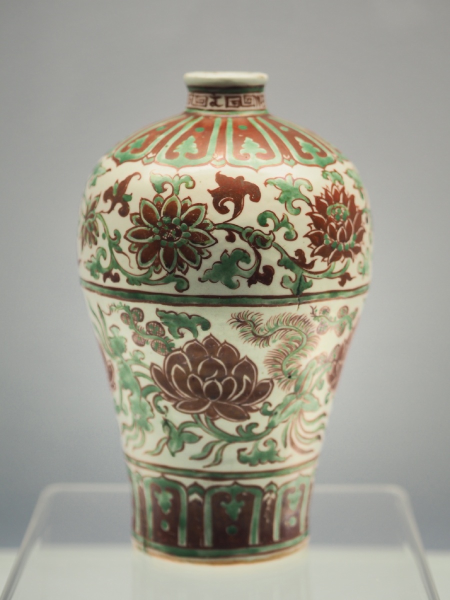 明景德镇窑红绿彩缠枝莲纹瓶上海博物馆藏