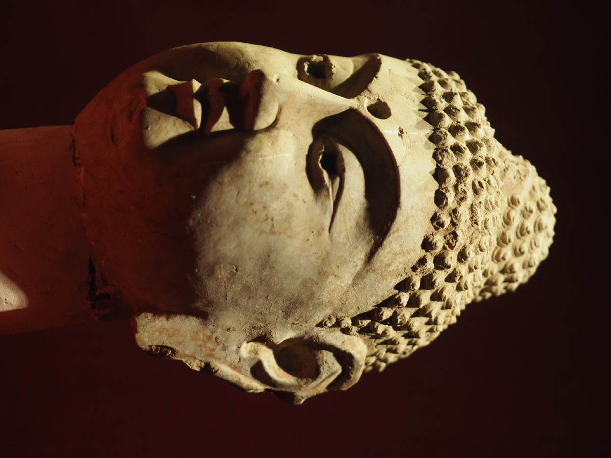 唐石灰岩石雕佛头辽宁省博物馆藏