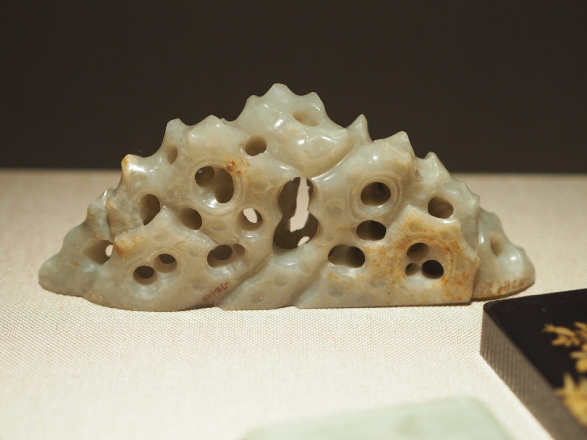 清青玉山岩形笔架沈阳故宫博物院藏