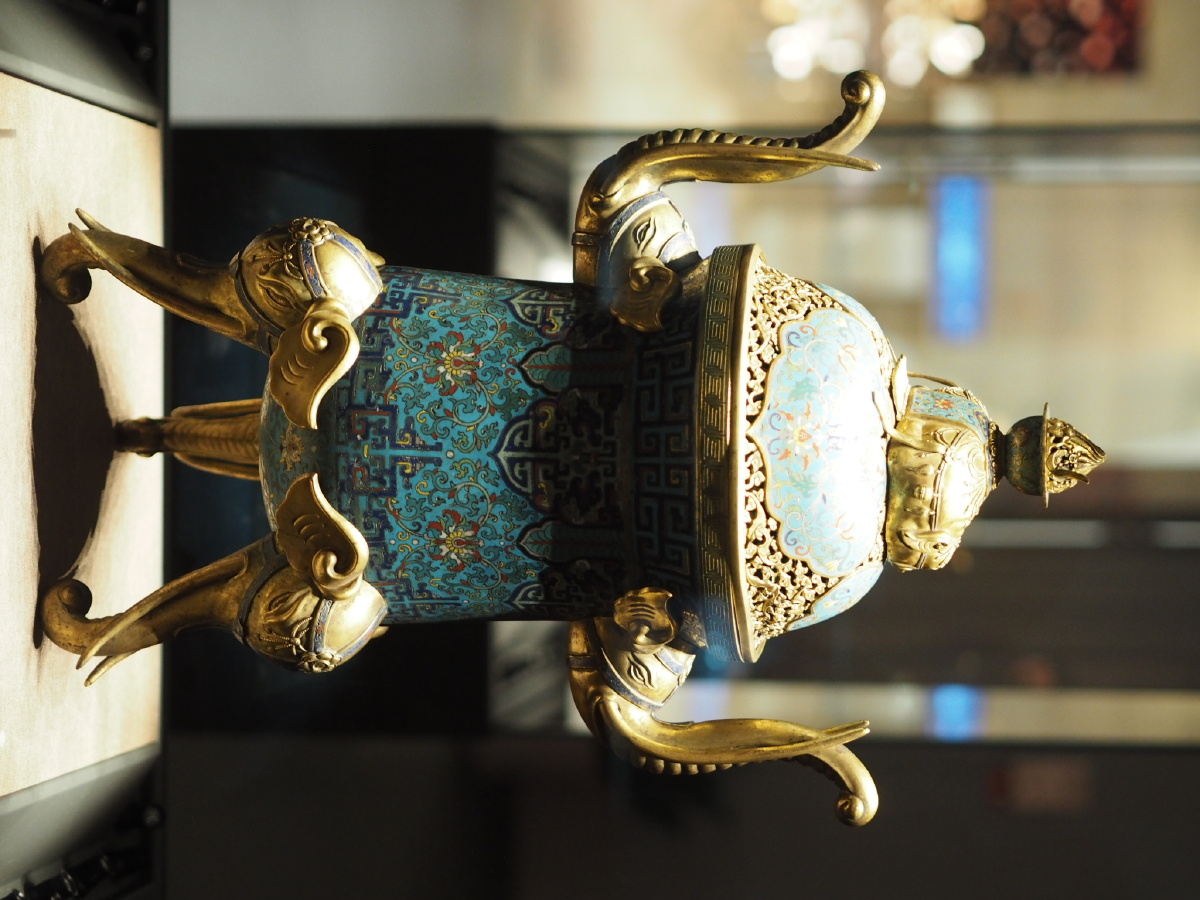 清掐丝珐琅勾莲象耳三足盖炉沈阳故宫博物院藏