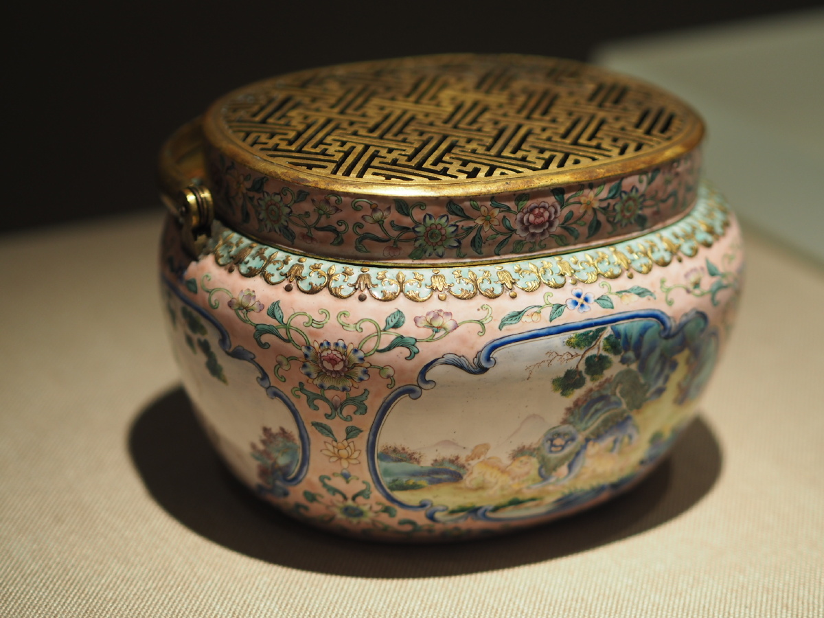 清画珐琅开光鸟兽椭圆手炉沈阳故宫博物院藏