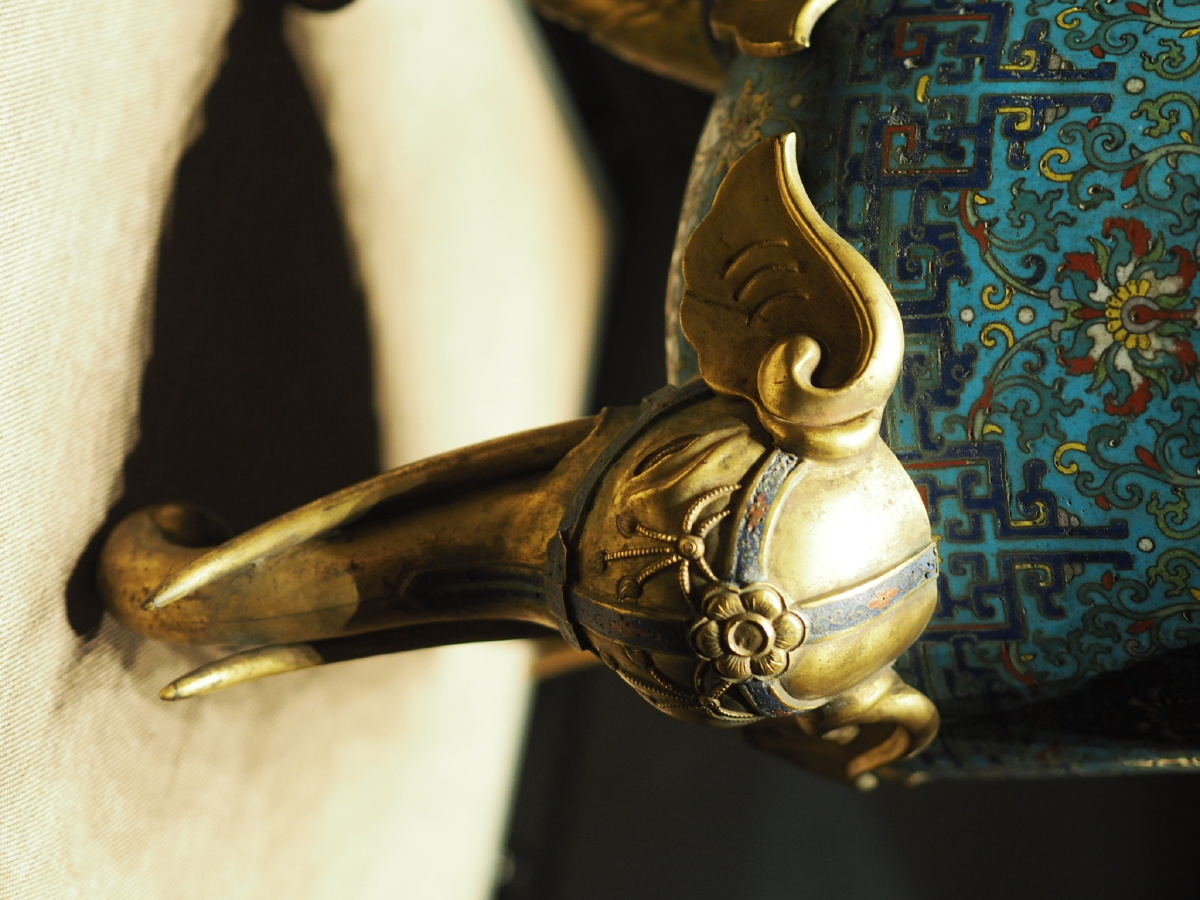 清掐丝珐琅勾莲象耳三足盖炉沈阳故宫博物院藏