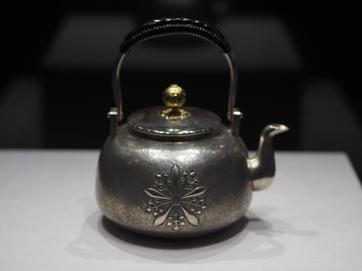 民国伪满兰花御纹章麒麟纹银壶伪满皇宫博物院藏