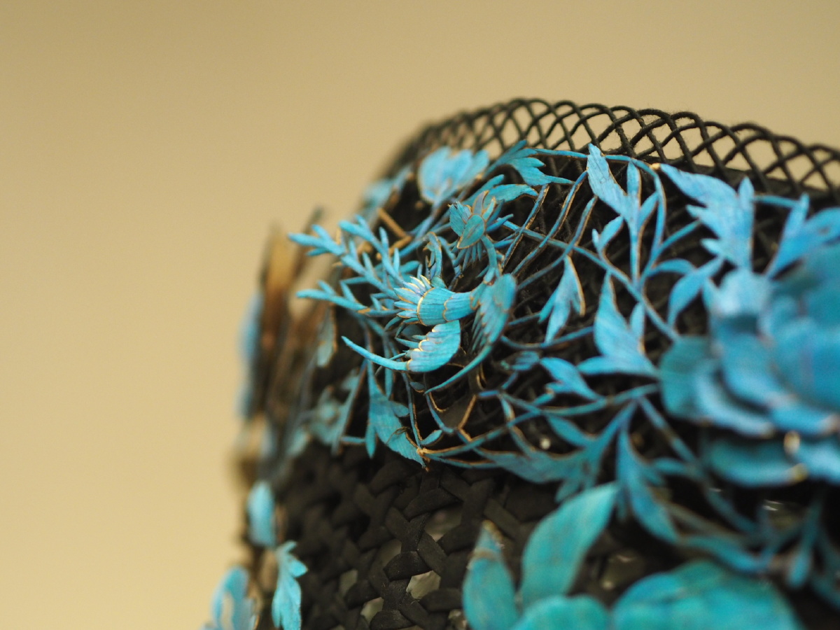 清乾隆黑缎嵌点翠凤戏牡丹女帽沈阳故宫博物院藏