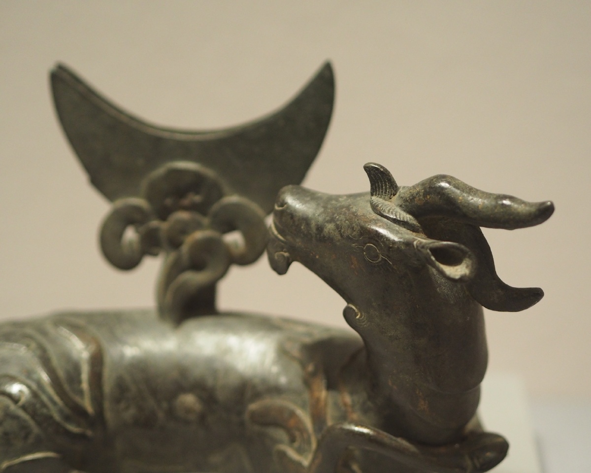 明犀牛望月鎏金铜镜座闵行博物馆藏