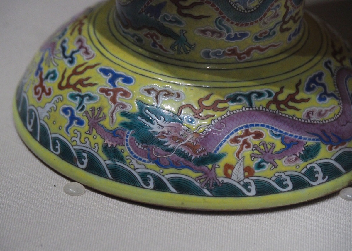 清乾隆黄地五彩蟠龙纹瓷登故宫博物院藏