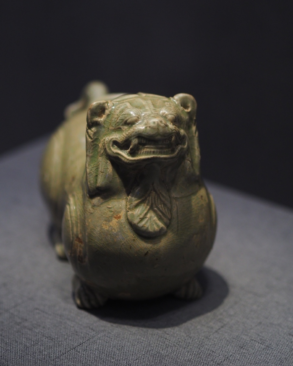 西晋越窑青釉狮形辟邪瓷烛台杭州博物馆藏