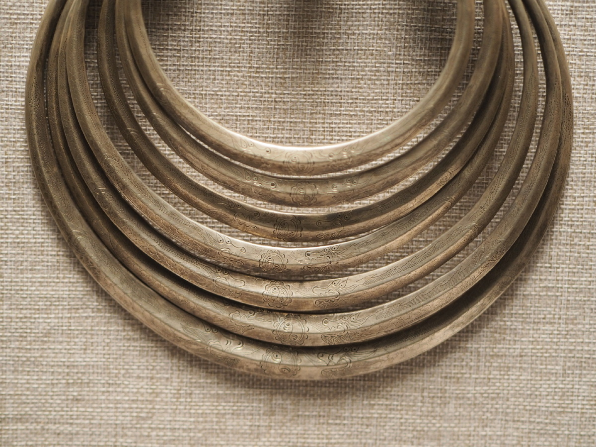 [清] 侗族双龙抢宝纹錾花七穿银项圈 桂林博物馆藏