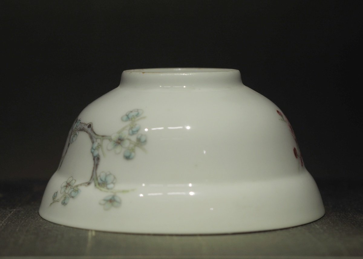 洪宪居仁堂制粉彩鹊梅图折腰碗苏州博物馆藏