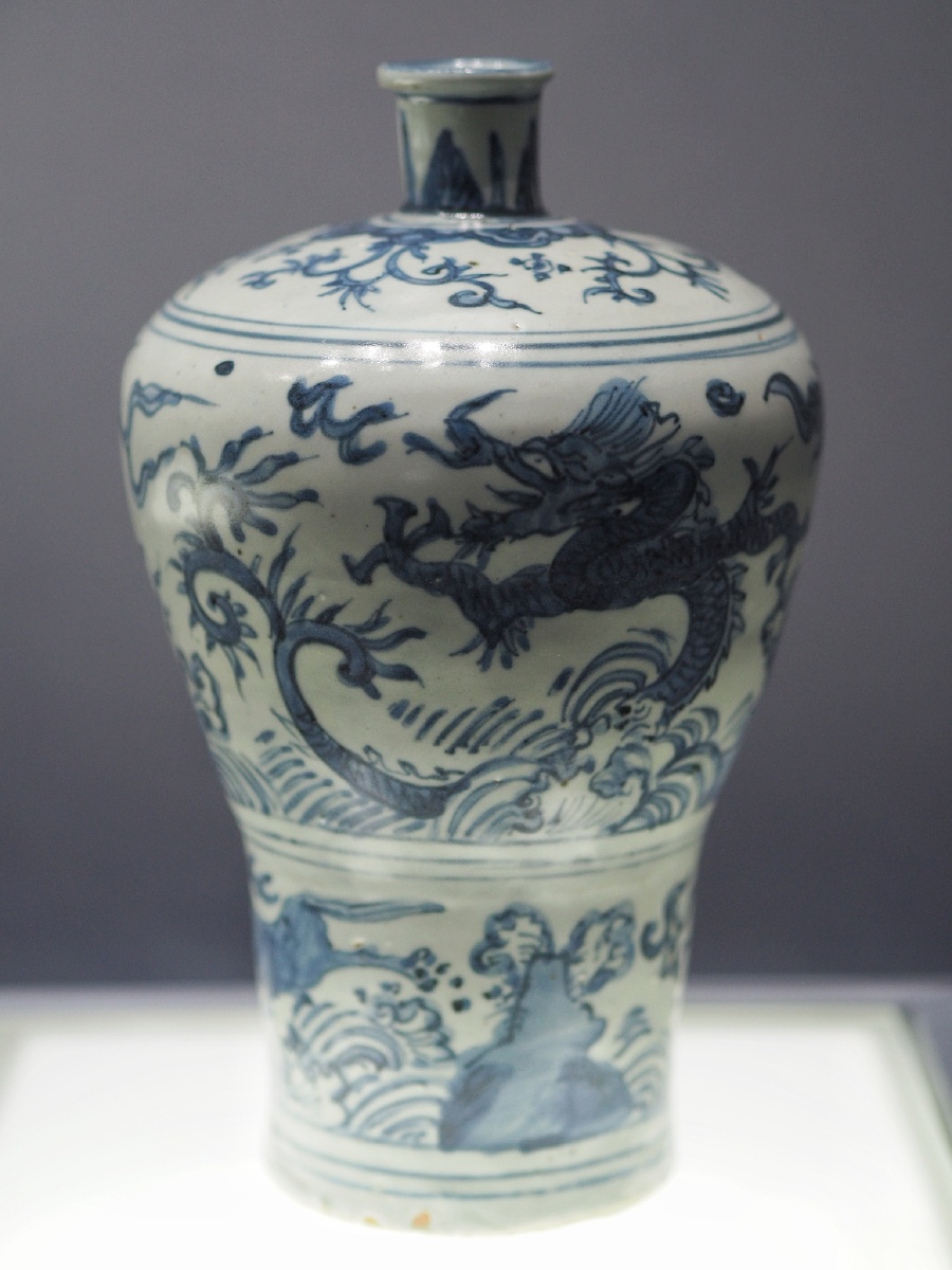 明嘉靖青花双龙赶珠纹梅瓶桂林博物馆藏