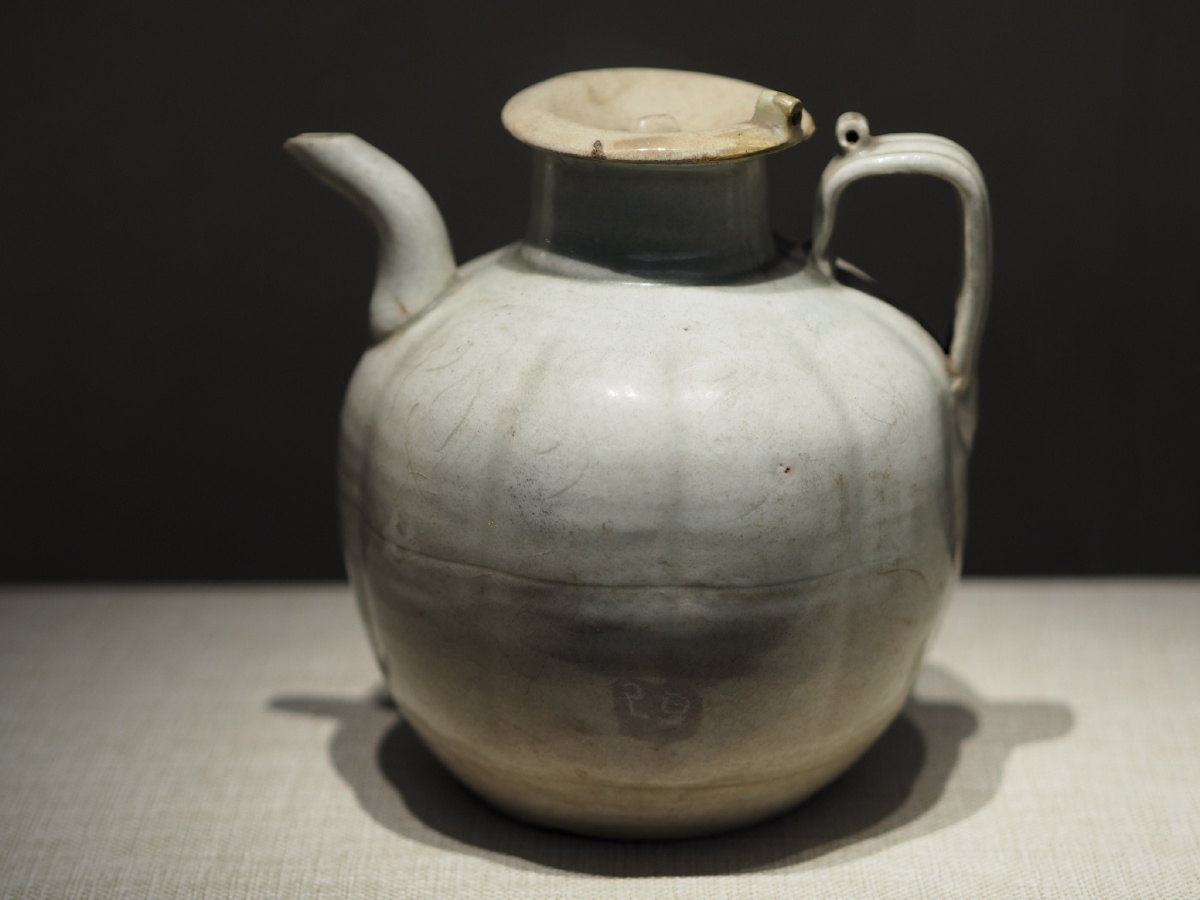 北宋景德镇窑青白釉暗花瓜棱瓷执壶镇江博物馆藏