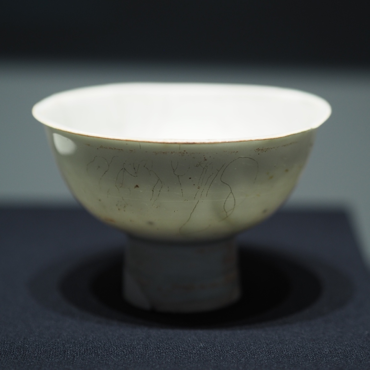 [宋] 青白釉葵口高足杯 江西省博物馆藏