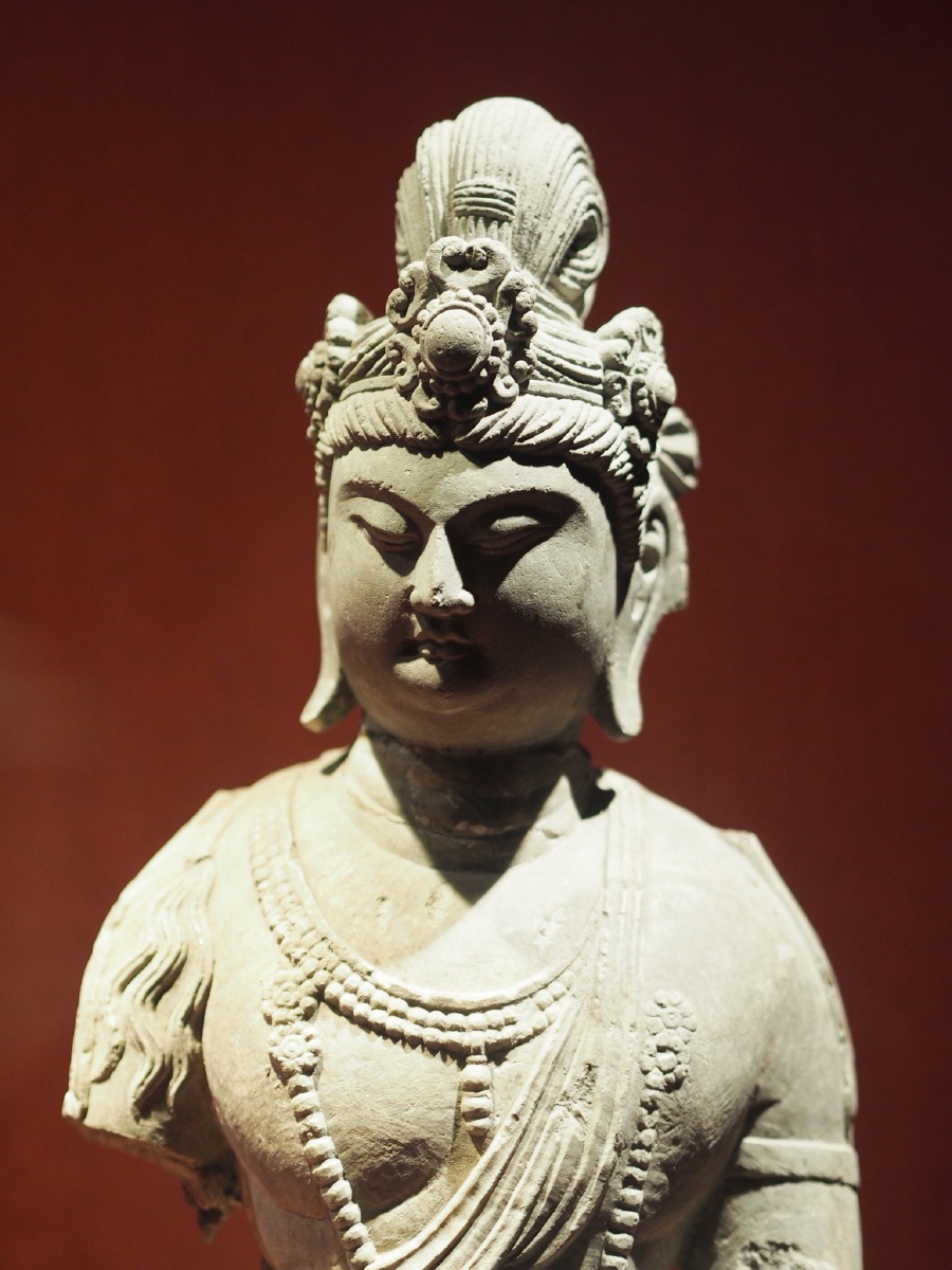 唐石灰岩雕菩萨立像辽宁省博物馆藏