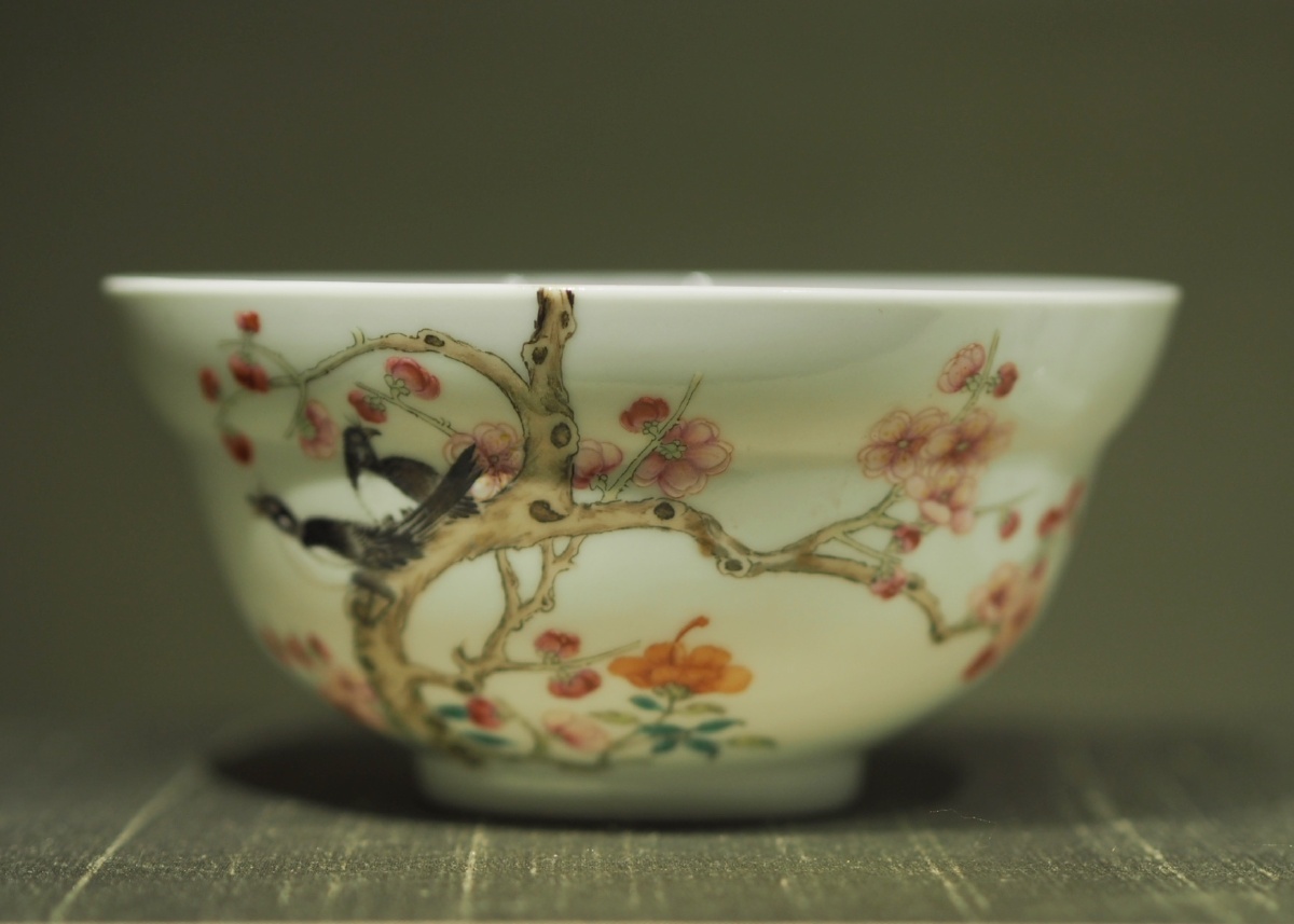 洪宪居仁堂制粉彩鹊梅图折腰碗苏州博物馆藏