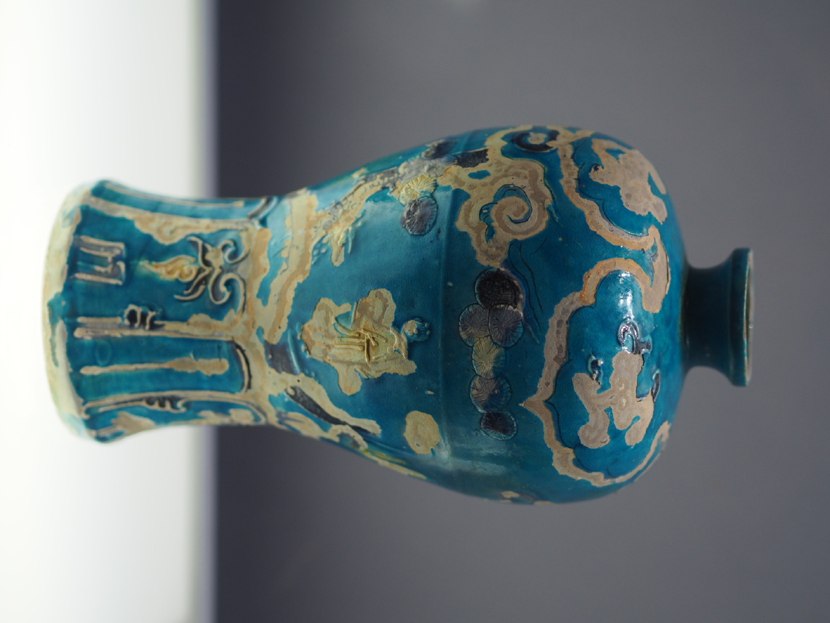 明嘉靖珐花彩携琴访友图梅瓶桂林博物馆藏