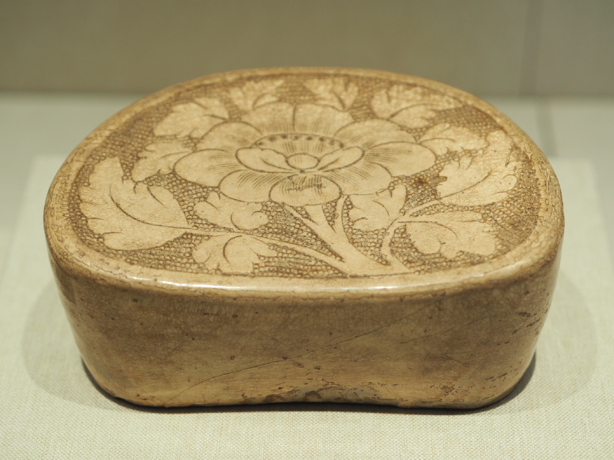 北宋密县窑白釉珍珠地牡丹纹枕深圳博物馆藏