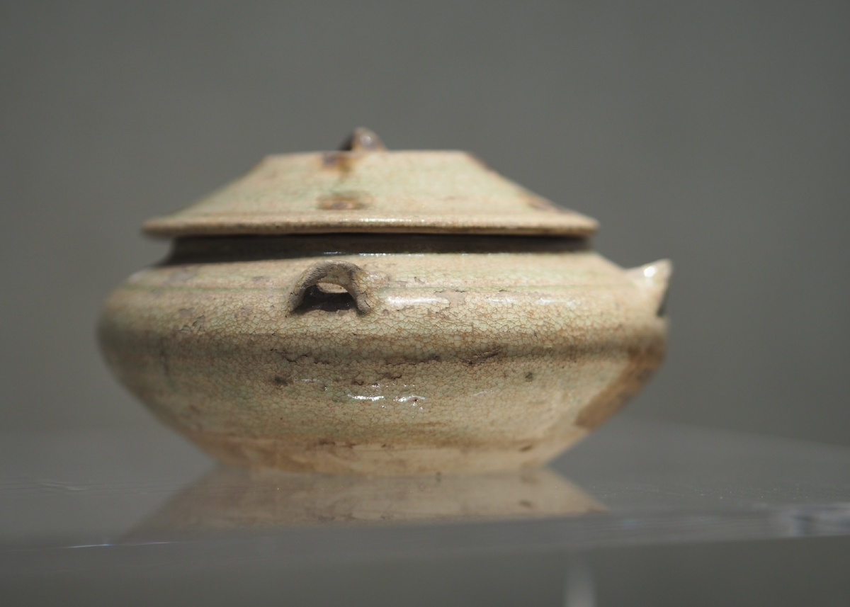 东晋洪州窑青釉褐彩四系带盖瓷罐镇江博物馆藏