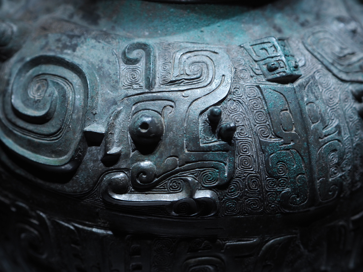 西周卷纹夔纹蟠龙盖罍辽宁省博物馆藏