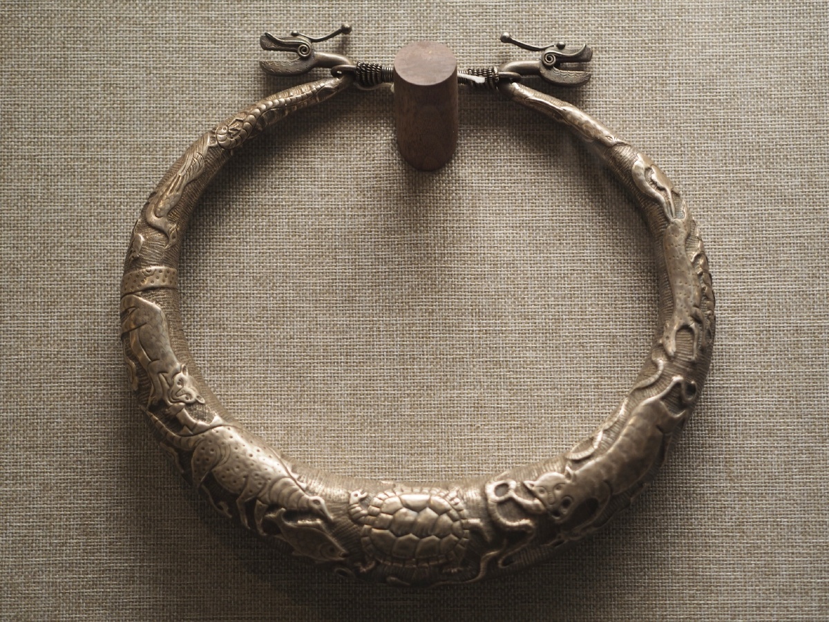 清苗族龙头形走兽纹錾花空心银项圈桂林博物馆藏