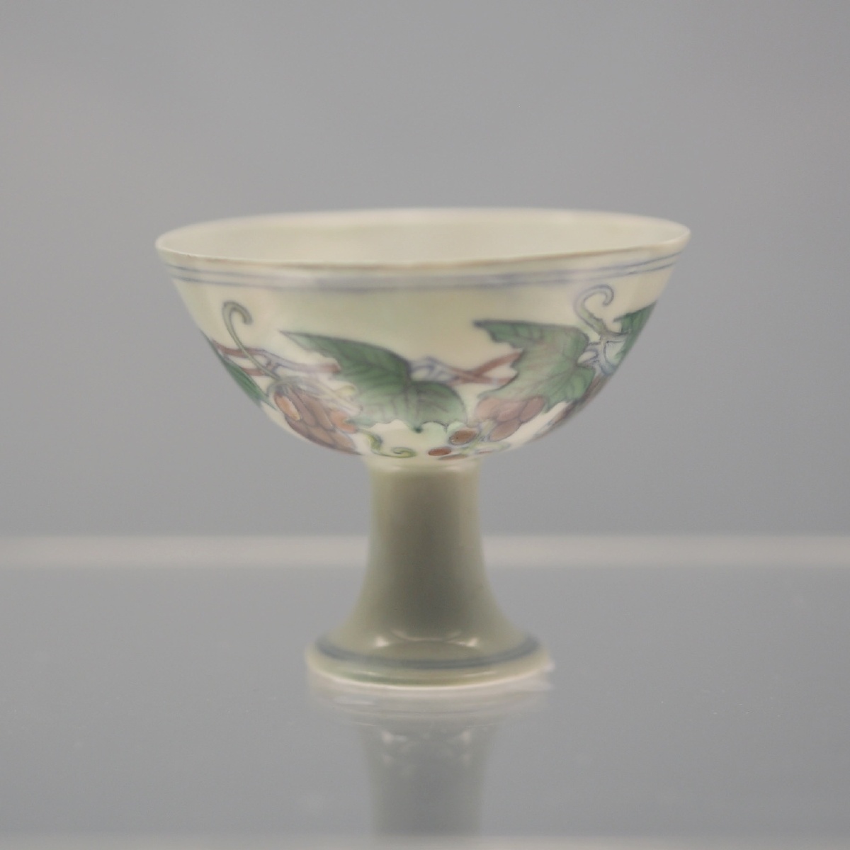 明成化景德镇窑斗彩葡萄纹杯上海博物馆藏