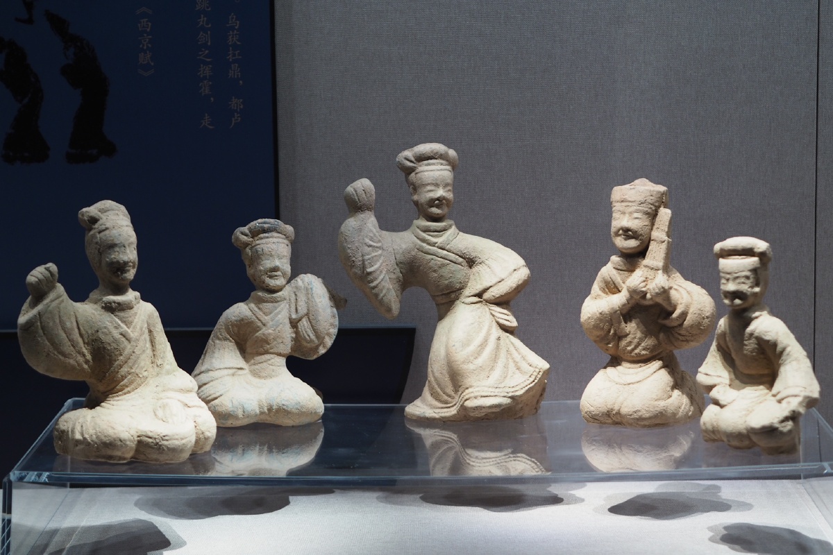 汉灰陶乐舞俑郑州市华夏文化艺术博物馆藏