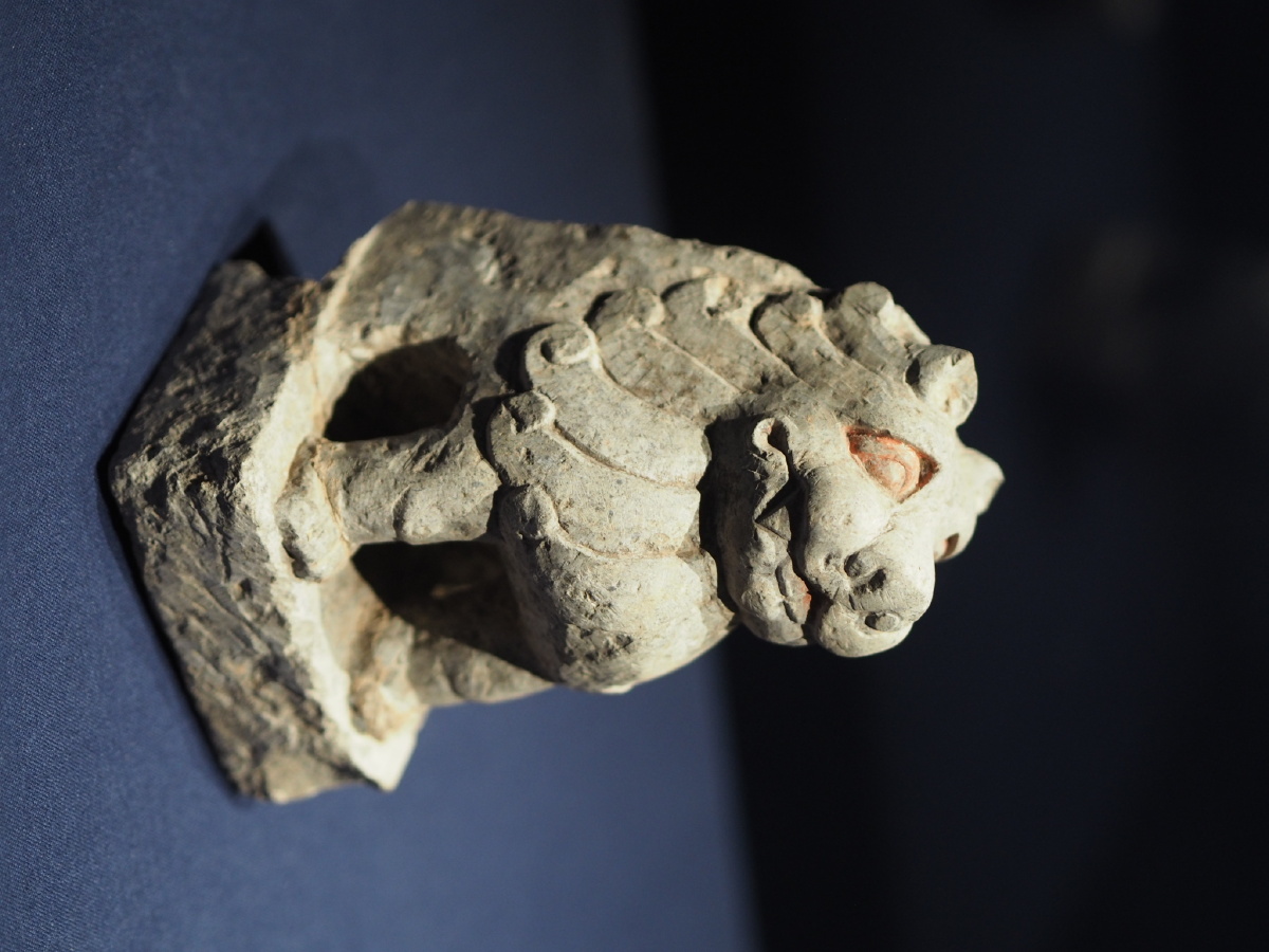 北朝兽形门枕座深圳博物馆藏