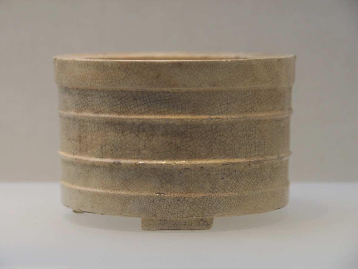 [明] 潮州窑白釉凸弦纹三足炉 汕头市博物馆藏