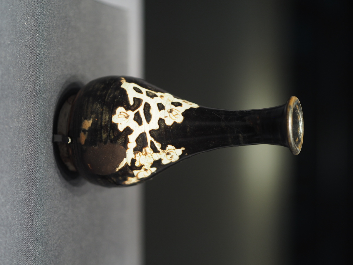 宋黑釉剔梅纹长颈瓶江西省博物馆藏