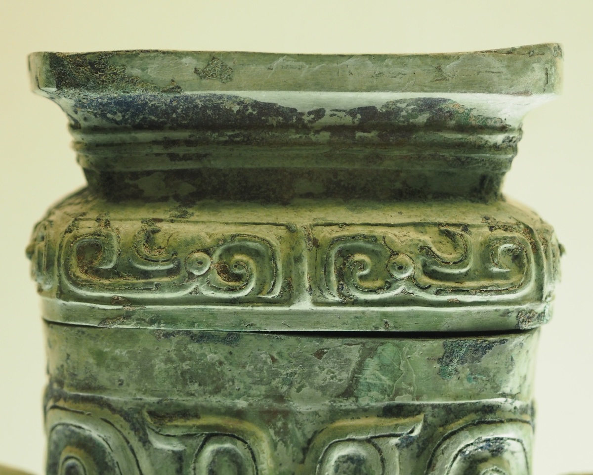 春秋龙纹方壶上海博物馆藏