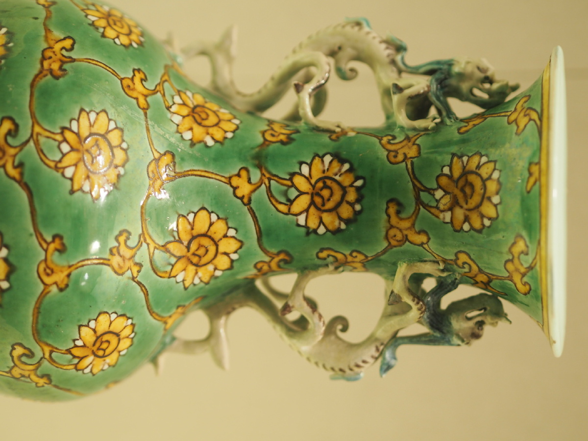 明正德素三彩缠枝莲纹双螭耳瓶辽宁省博物馆藏