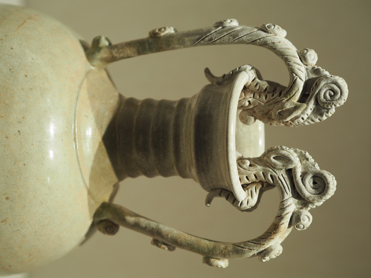 [唐] 白釉双龙柄瓶 深圳博物馆藏