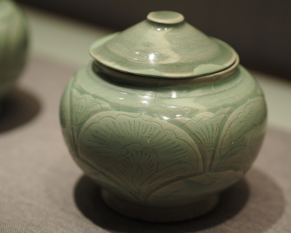 五代青瓷刻莲瓣纹盖罐辽宁省博物馆藏