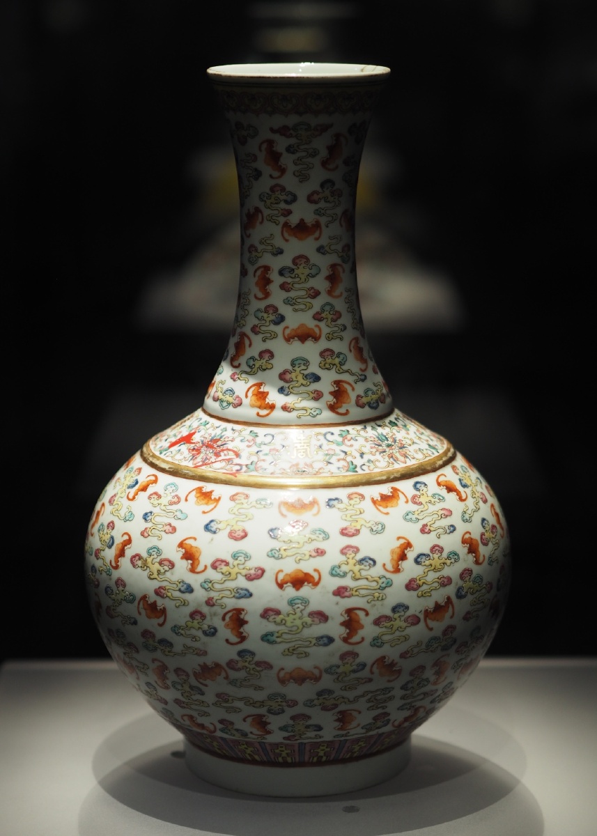 [清] 粉彩云蝠纹瓷赏瓶 成都博物馆藏