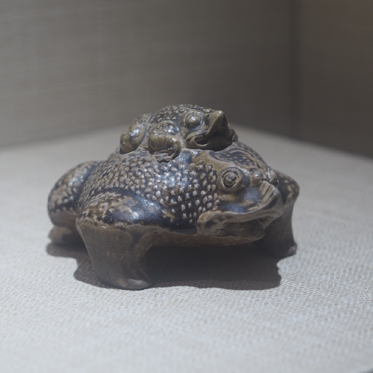 东晋德清窑黑釉子母蟾苏州东吴博物馆藏