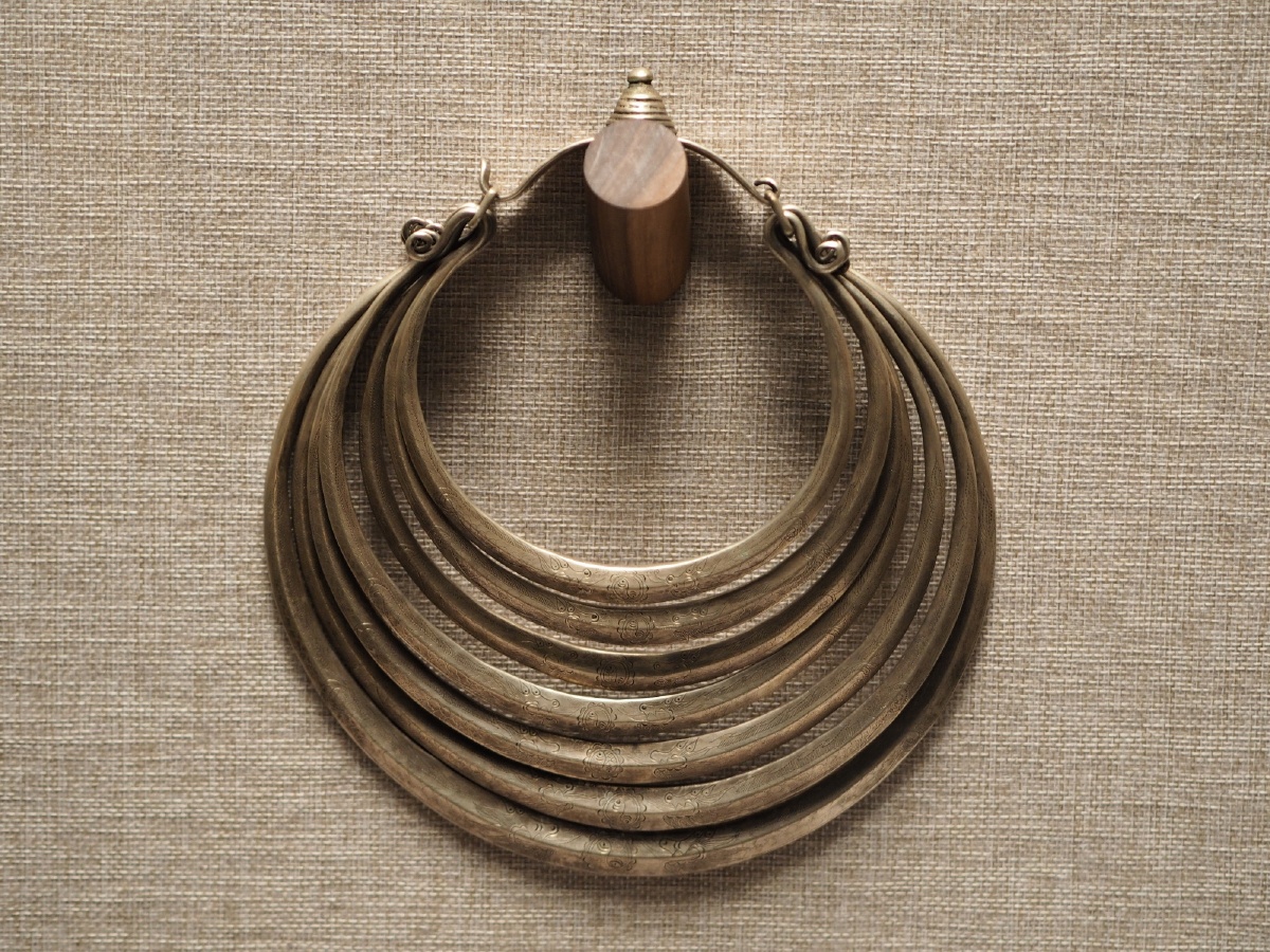 [清] 侗族双龙抢宝纹錾花七穿银项圈 桂林博物馆藏