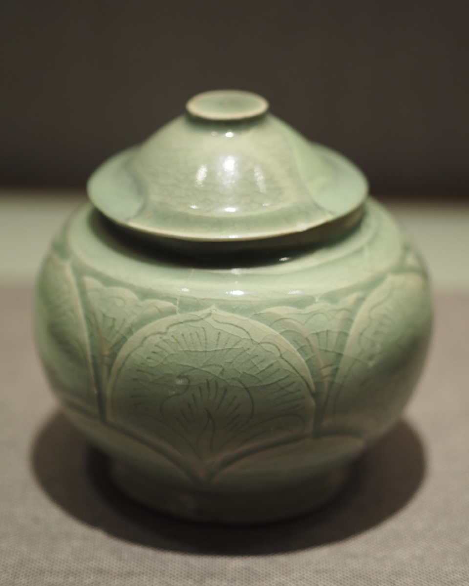 五代青瓷刻莲瓣纹盖罐辽宁省博物馆藏