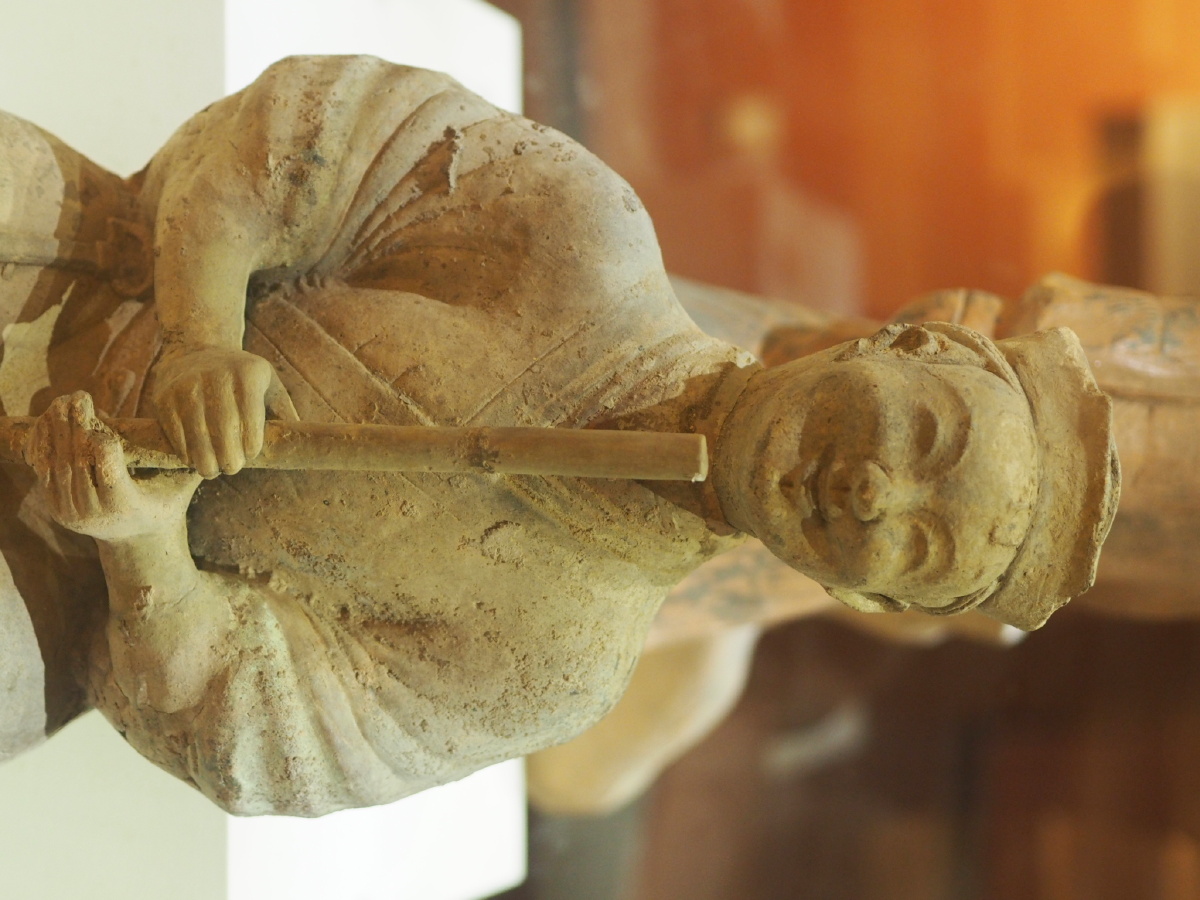 汉吹箫俑乐山大佛博物馆藏