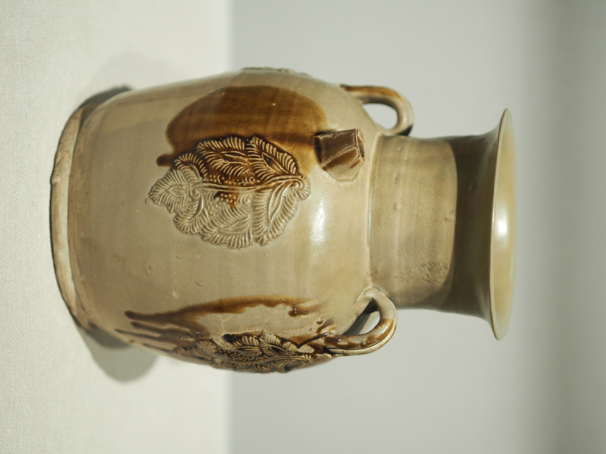 [唐] 长沙窑褐斑贴花椰枣纹执壶 深圳博物馆藏 - zs412