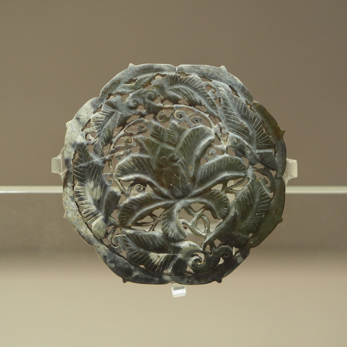 [明] 青白玉镂空宝相花饰 湖北省博物馆藏