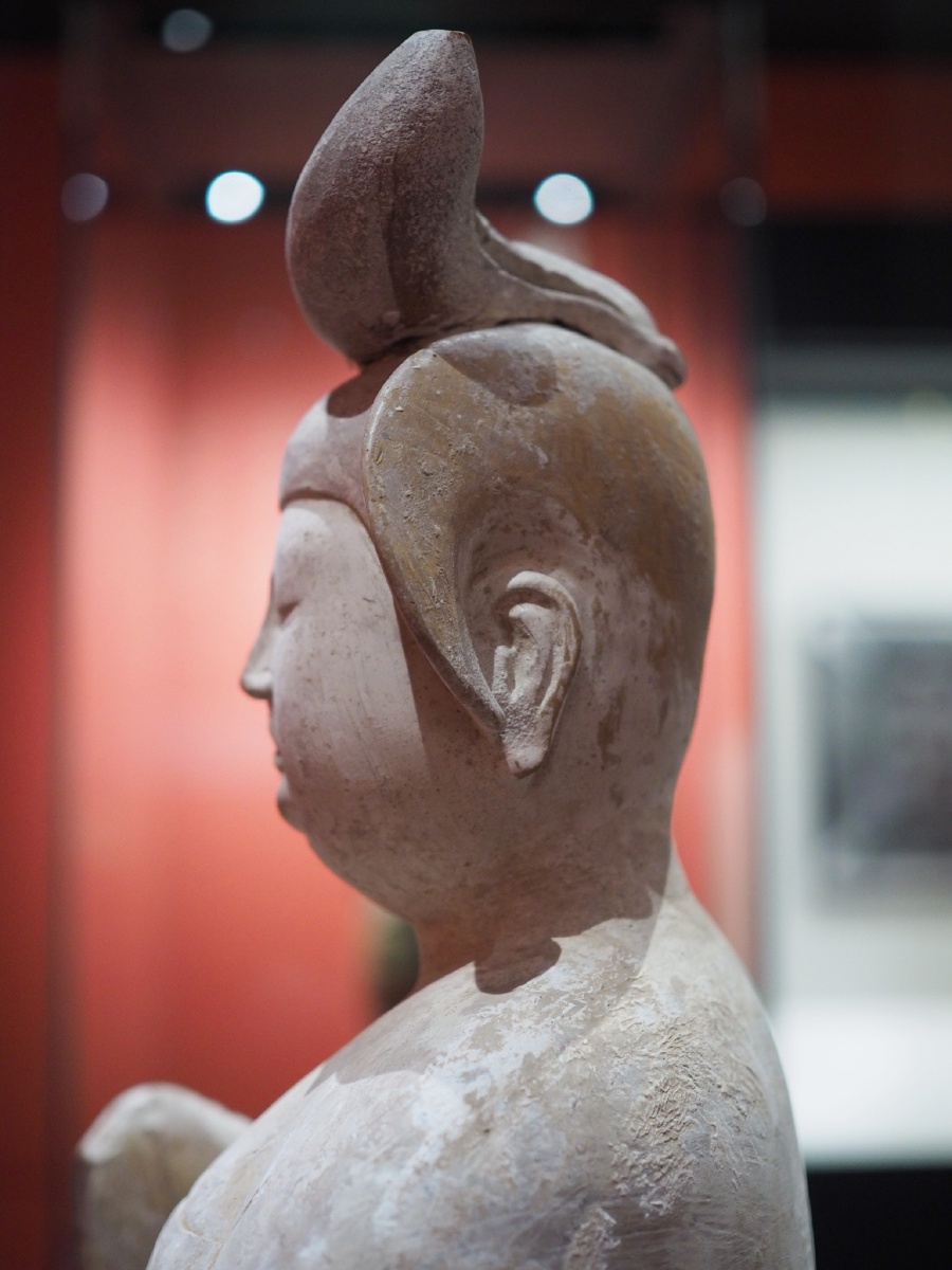 唐抬手侍女俑西安博物院藏