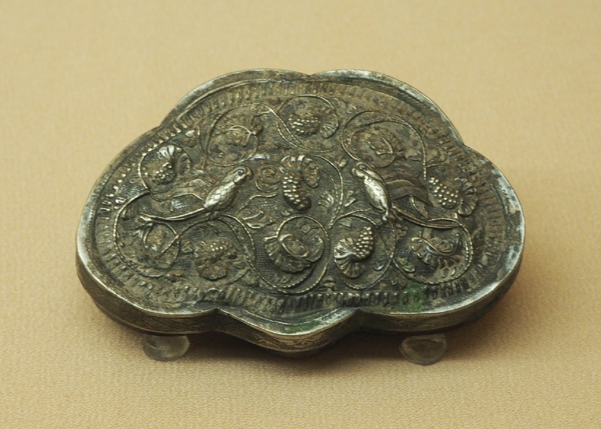 唐鎏金鹦鹉纹云头形银粉盒陕西历史博物馆藏