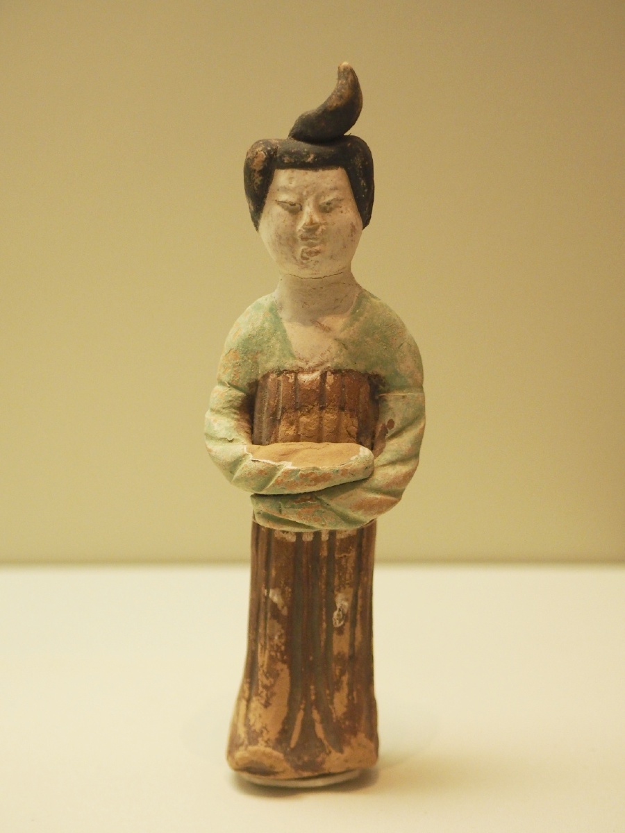 [唐] 彩绘泥塑高髻侍女立俑 新疆维吾尔自治区博物馆藏