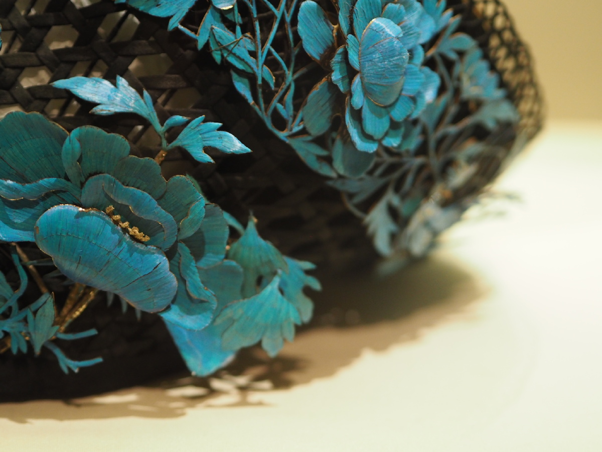 清乾隆黑缎嵌点翠凤戏牡丹女帽沈阳故宫博物院藏