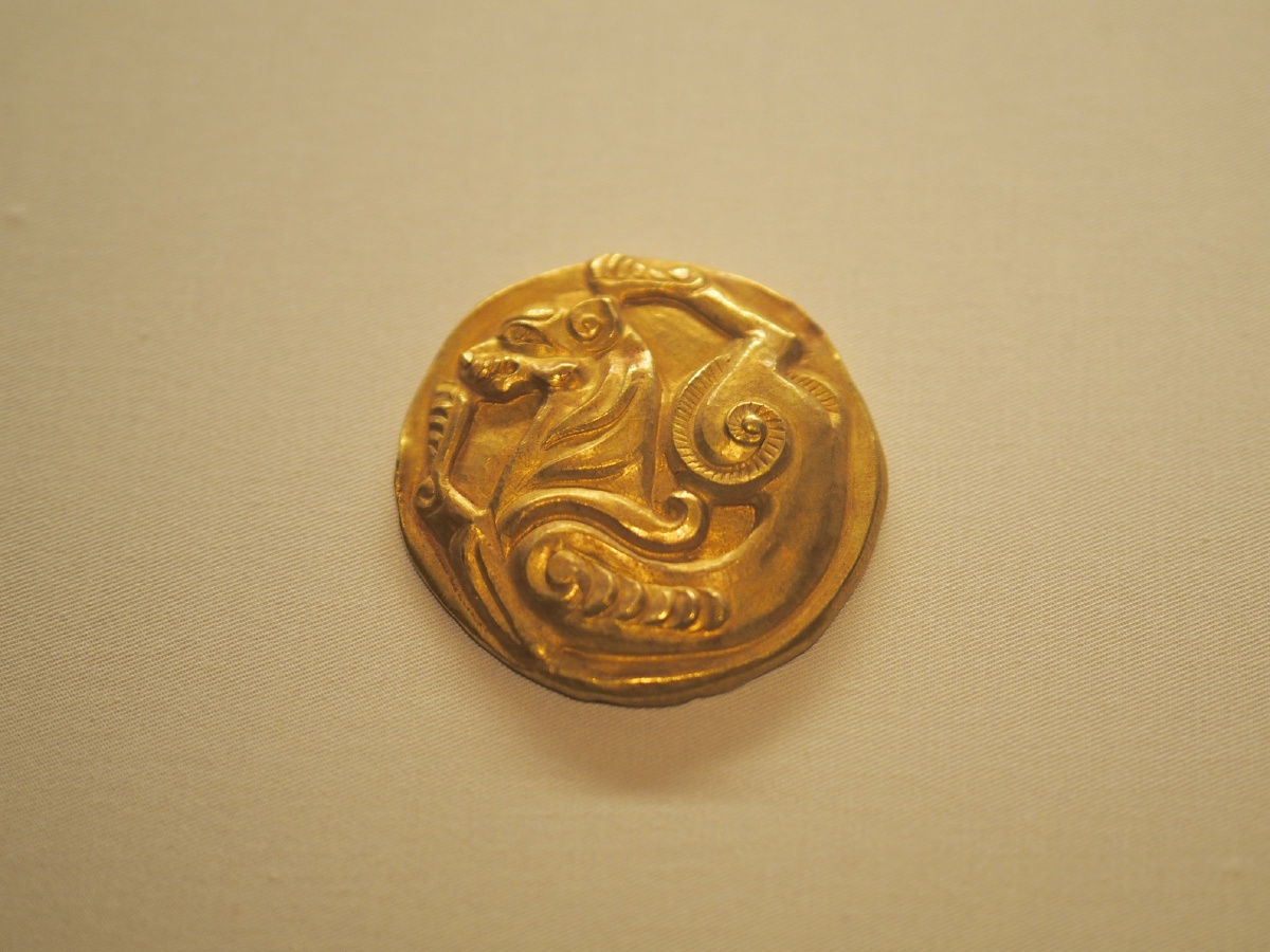 战国虎纹金牌饰新疆维吾尔自治区博物馆藏