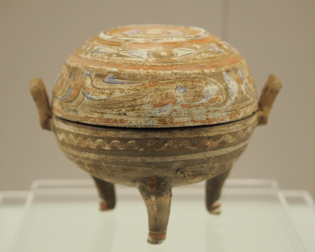 西汉彩绘陶鼎上海博物馆藏