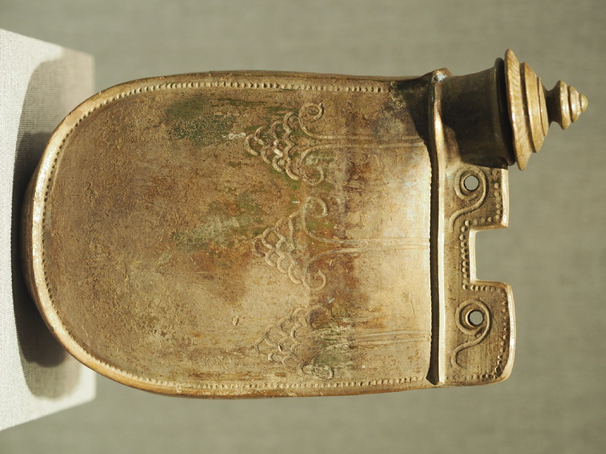 辽绿釉划花双孔鸡冠壶辽宁省博物馆藏